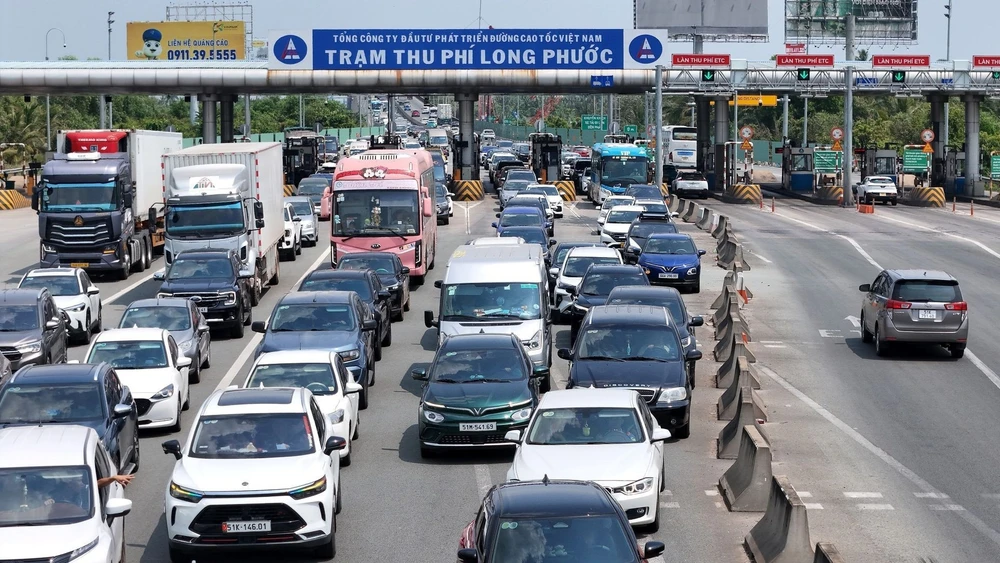 Giao thông cửa ngõ Thành phố Hồ Chí Minh tăng cao ngày cuối kỳ nghỉ Tết. (Ảnh: TTXVN)