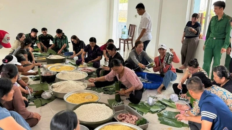 Bộ đội Biên phòng và người dân gói bánh tét gửi ra miền trung. (Ảnh: CTV)