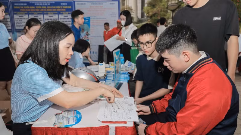 Phiên giao dịch việc làm diễn ra tại ngày hội gắn kết giáo dục nghề nghiệp với thị trường lao động Thủ đô năm 2026.
