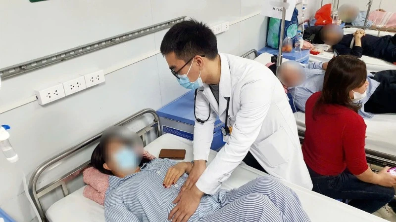 Bệnh viện Bạch Mai tích cực điều trị cho bệnh nhân bị ngộ độc thực phẩm. (Ảnh minh họa)