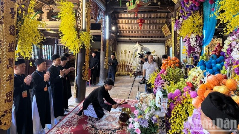 Nghi lễ tiến hành lễ cúng cơm mới. (Ảnh: THANH SƠN)