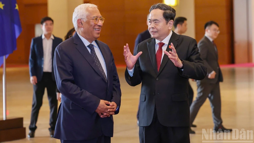 Chủ tịch Quốc hội Trần Thanh Mẫn trao đổi với Chủ tịch Hội đồng châu Âu Antonio Costa. (Ảnh: DUY LINH)