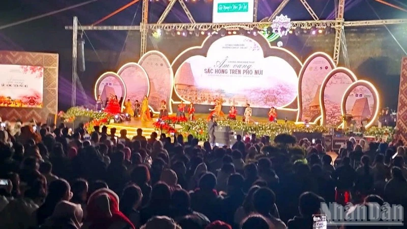 Chương trình nghệ thuật “Âm vang sắc hồng trên phố núi” thu hút đông đảo người dân địa phương và du khách.