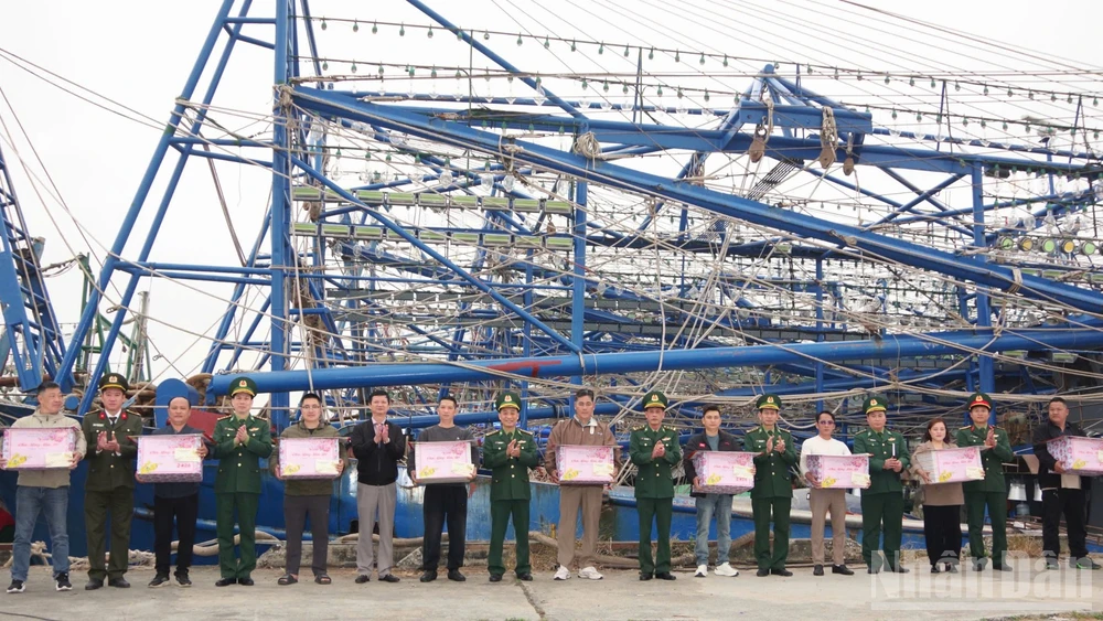 Đại tá Kiều Mạnh Hiệp, Phó Chính ủy Bộ đội Biên phòng thành phố và đồng chí Nguyễn Trọng Nghĩa, Chủ tịch Ủy ban nhân dân phường Nam Triệu trao quà cho ngư dân.