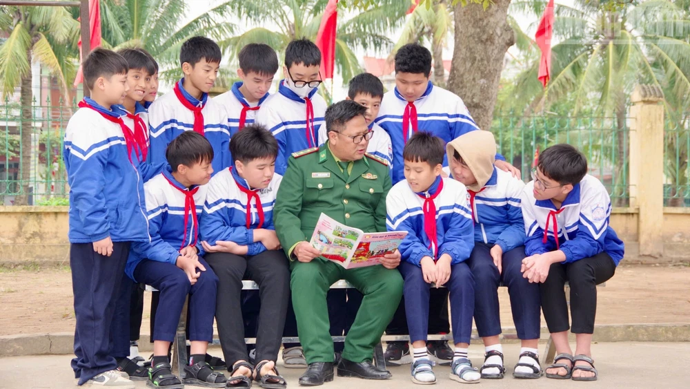 Bộ đội Biên phòng thành phố Hải Phòng đồng hành trong chương trình “Nâng bước em tới trường”.