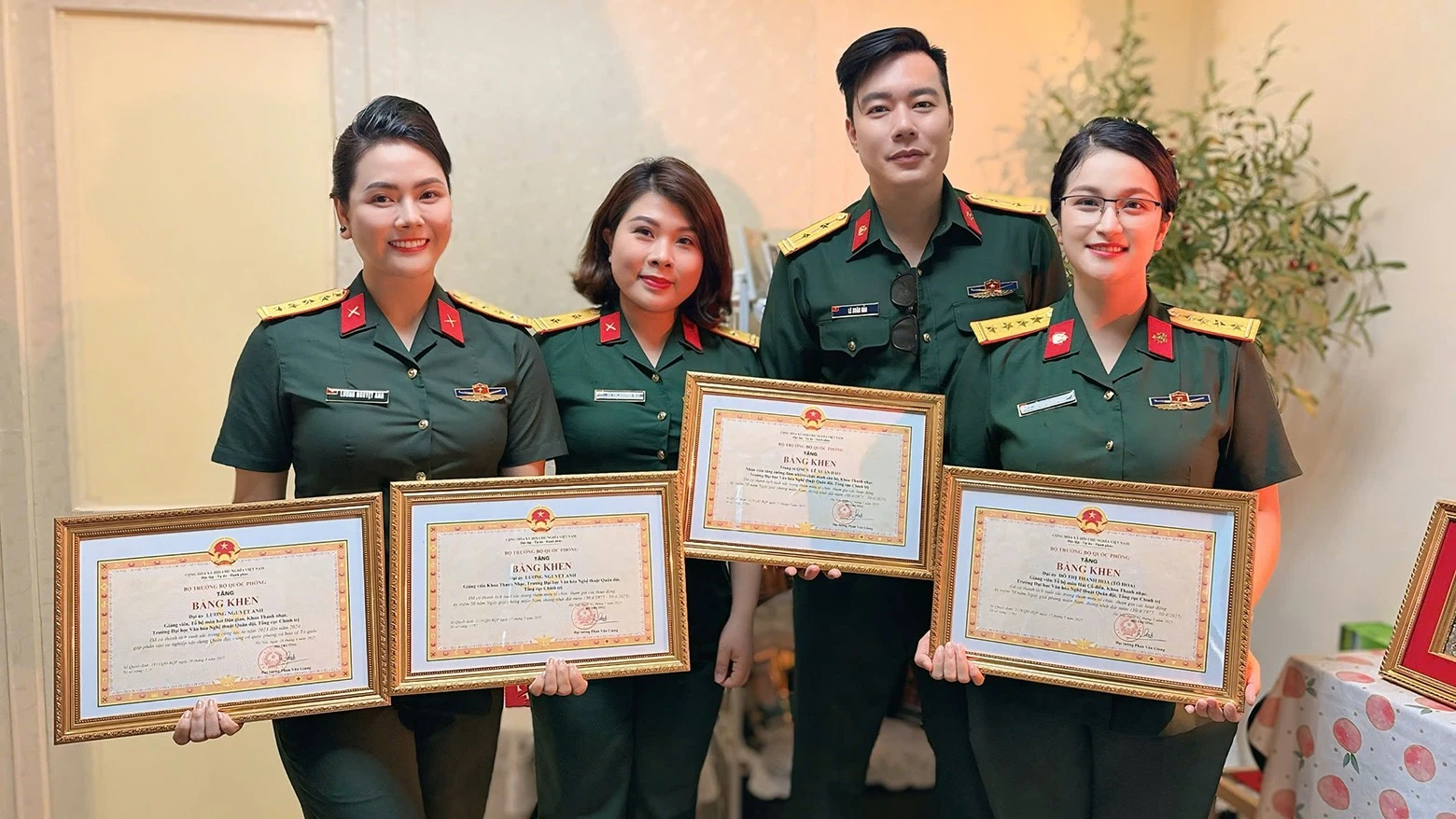 Lương Nguyệt Anh (ngoài cùng bên trái) cùng các đồng nghiệp cũng được nhận bằng khen dịp này. (Ảnh: NVCC)