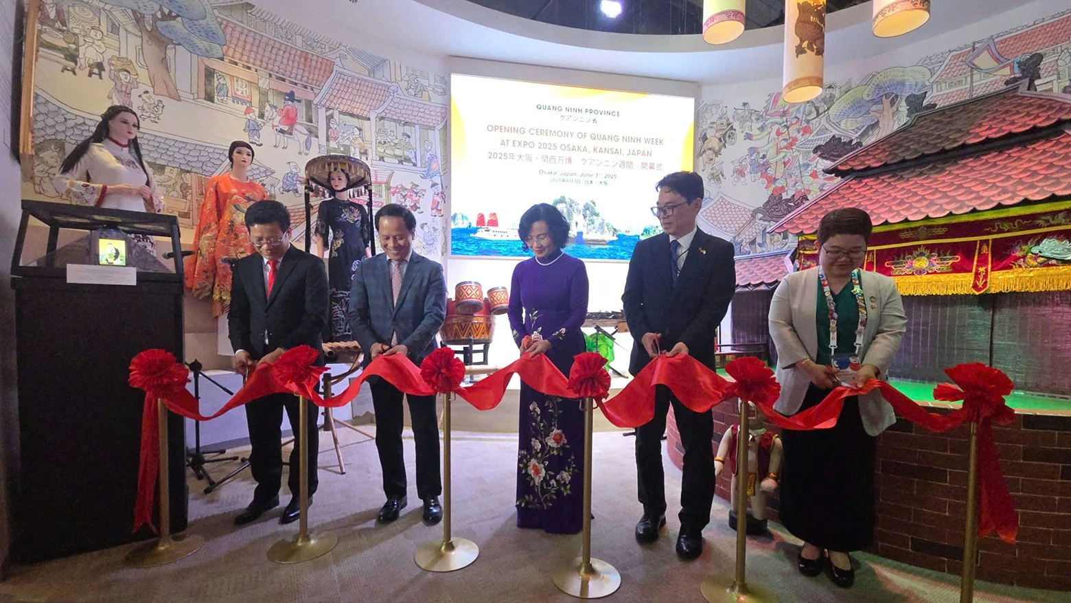 Các đại biểu cắt băng khai mạc Tuần lễ Quảng Ninh tại EXPO 2025. (Ảnh: Cục Hợp tác Quốc tế)
