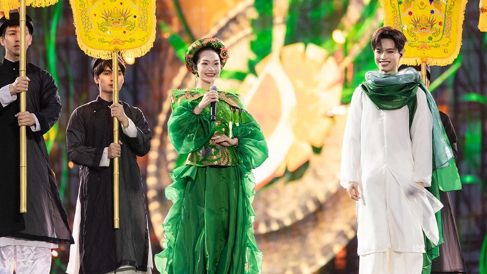 Minh Ngọc Rực Sáng Với Tiết Mục Dân Gian Tại Đấu Trường Sấm Concert
