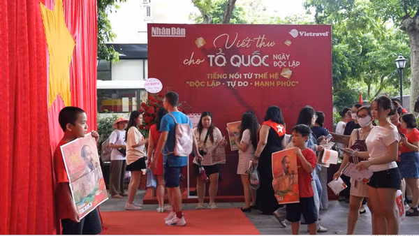 [Video] Xúc động và tự hào tại triển lãm “80 năm rạng rỡ non sông – Con đường Độc lập”