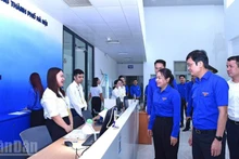 Các đồng chí đại diện lãnh đạo ban, bộ, ngành, đoàn thể thăm, động viên cán bộ, công chức, tình nguyện viên tại Trung tâm phục vụ hành chính công thành phố Hà Nội (phường Cầu Giấy).