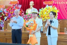 Lãnh đạo Tỉnh ủy và Ủy ban nhân dân tỉnh Đắk Lắk chúc mừng Thiếu tướng Phan Thanh Tám, Giám đốc Công an tỉnh Đắk Lắk.