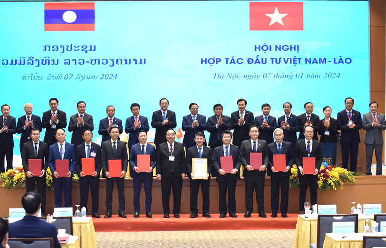 Hai Thủ tướng chứng kiến lễ trao các giấy chứng nhận đầu tư, biên bản thỏa thuận hợp tác giữa các cơ quan, doanh nghiệp Việt Nam-Lào. Ảnh: TRẦN HẢI Hai Thủ tướng chứng kiến lễ trao các giấy chứng nhận đầu tư, biên bản thỏa thuận hợp tác giữa các cơ quan, doanh nghiệp Việt Nam-Lào. Ảnh: TRẦN HẢI