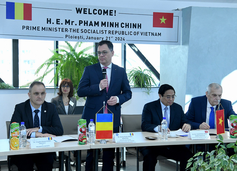 Bộ trưởng Kinh tế, Doanh nghiệp và Du lịch Romania Stefan-Radu Oprea phát biểu ý kiến. Bộ trưởng Kinh tế, Doanh nghiệp và Du lịch Romania Stefan-Radu Oprea phát biểu ý kiến.