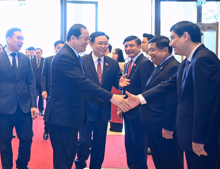 [Ảnh] Chủ tịch Quốc hội Vương Đình Huệ hội kiến Thủ tướng Lào Sonexay Siphandone ảnh 3