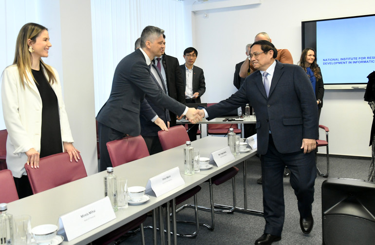 Thủ tướng Phạm Minh Chính bắt tay các cán bộ nghiên cứu của Viện Nghiên cứu và Phát triển tin học quốc gia Romania (ICI).