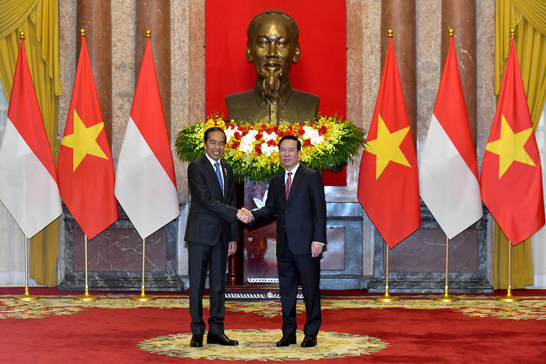 Chủ tịch nước Võ Văn Thưởng và Tổng thống Cộng hòa Indonesia Joko Widodo tại lễ đón. Ảnh: ĐĂNG KHOA