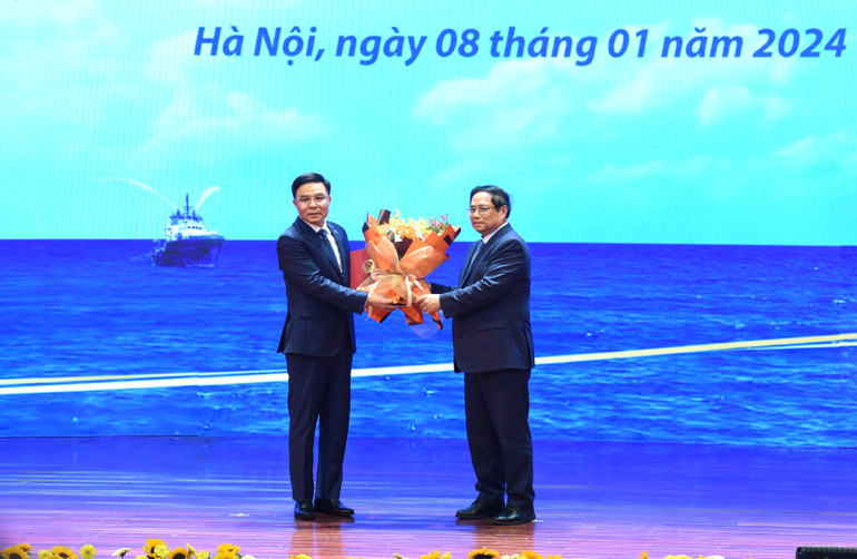 Thủ tướng Phạm Minh Chính trao Quyết định bổ nhiệm đồng chí Lê Mạnh Hùng giữ chức Chủ tịch Hội đồng thành viên Tập đoàn Dầu khí Quốc gia Việt Nam.