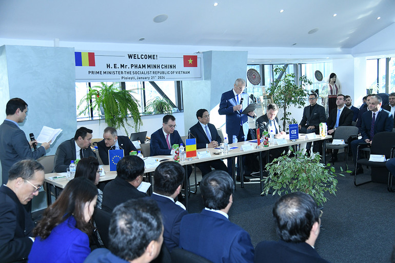 Quang cảnh buổi làm việc. Quang cảnh buổi làm việc.