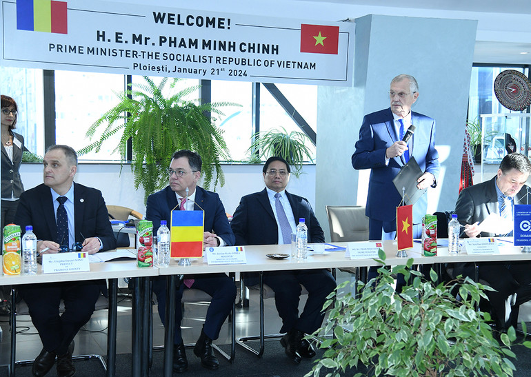 Chủ tịch Phòng Thương mại và Công nghiệp Prahova Aurelian Gogulescu phát biểu ý kiến. Chủ tịch Phòng Thương mại và Công nghiệp Prahova Aurelian Gogulescu phát biểu ý kiến.