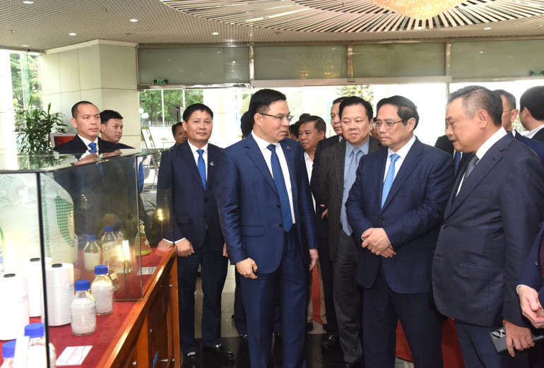 Thủ tướng Phạm Minh Chính nghe lãnh đạo PVN giới thiệu về các sản phẩm mới trong lĩnh vực hóa dầu.