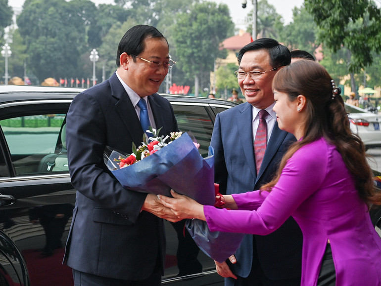 [Ảnh] Chủ tịch Quốc hội Vương Đình Huệ hội kiến Thủ tướng Lào Sonexay Siphandone ảnh 2