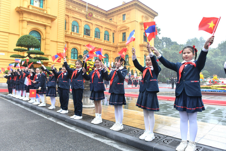Thiếu nhi thủ đô Hà Nội chào đón Tổng thống Philippines Ferdinand Romualdez Marcos Jr và phu nhân thăm cấp Nhà nước tới Việt Nam. (Ảnh: ĐĂNG KHOA)