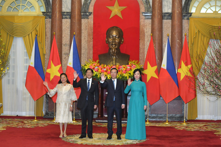 Chủ tịch nước Võ Văn Thưởng và phu nhân cùng với Tổng thống Philippines Ferdinand Romualdez Marcos Jr và phu nhân tại lễ đón. (Ảnh: ĐĂNG KHOA)