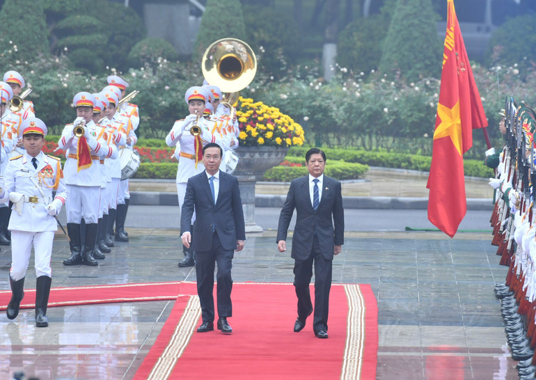 Chủ tịch nước Võ Văn Thưởng và Tổng thống Philippines Ferdinand Romualdez Marcos Jr duyệt đội danh dự Quân đội nhân dân Việt Nam tại lễ đón. (Ảnh: ĐĂNG KHOA)