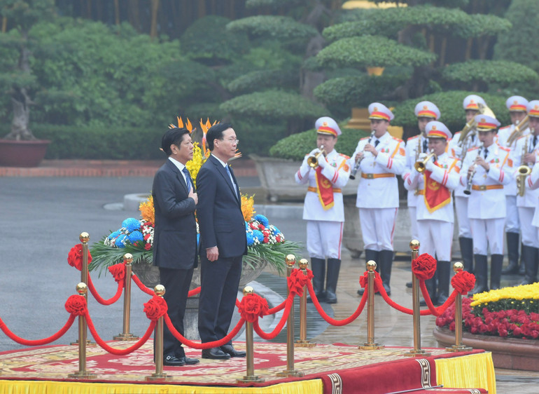 Chủ tịch nước Võ Văn Thưởng và Tổng thống Philippines Ferdinand Romualdez Marcos Jr nghe cử Quốc thiều hai nước. (Ảnh: ĐĂNG KHOA)