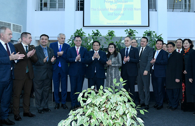 Thủ tướng Phạm Minh Chính và Phu nhân chụp ảnh lưu niệm với các quan chức Chính phủ Romania, tỉnh Prahova, Phòng Thương mại và Công nghiệp Prahova. Thủ tướng Phạm Minh Chính và Phu nhân chụp ảnh lưu niệm với các quan chức Chính phủ Romania, tỉnh Prahova, Phòng Thương mại và Công nghiệp Prahova.