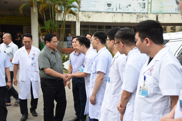 Thủ tướng Phạm Minh Chính tới thăm Bệnh viện đa khoa tỉnh Quảng Ninh.