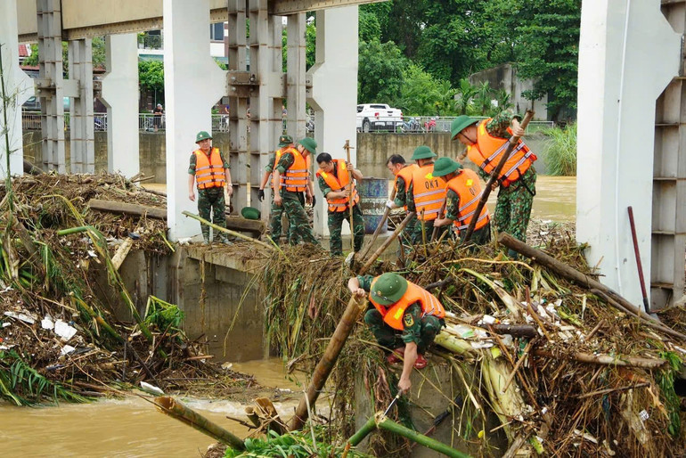 Chiến sĩ Bộ Chỉ huy quân sự tỉnh Bắc Kạn vớt rác vướng đập dâng trên sông Cầu để khơi dòng chảy. (Ảnh: BÍCH LẠNG) Chiến sĩ Bộ Chỉ huy quân sự tỉnh Bắc Kạn vớt rác vướng đập dâng trên sông Cầu để khơi dòng chảy. (Ảnh: BÍCH LẠNG)