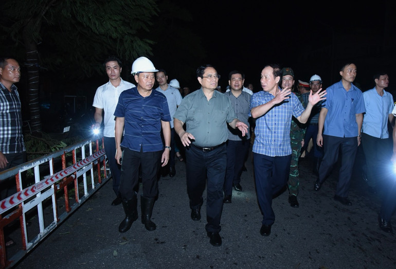 Thủ tướng Phạm Minh Chính đến thị sát, kiểm tra khu tập thể A7 thuộc Khu chung cư Vạn Mỹ.