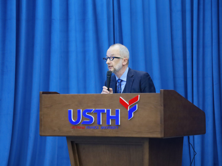 Giáo sư Jean-Marc Lavest, Hiệu trưởng chính Trường đại học Khoa học và Công nghệ Hà Nội phát biểu tại sự kiện.