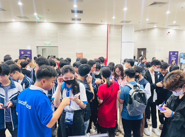 Khách tham quan trải nghiệm ứng dụng.