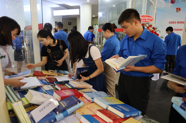 Trung tâm Thông tin-Tư liệu tặng sách cho các bạn trẻ.