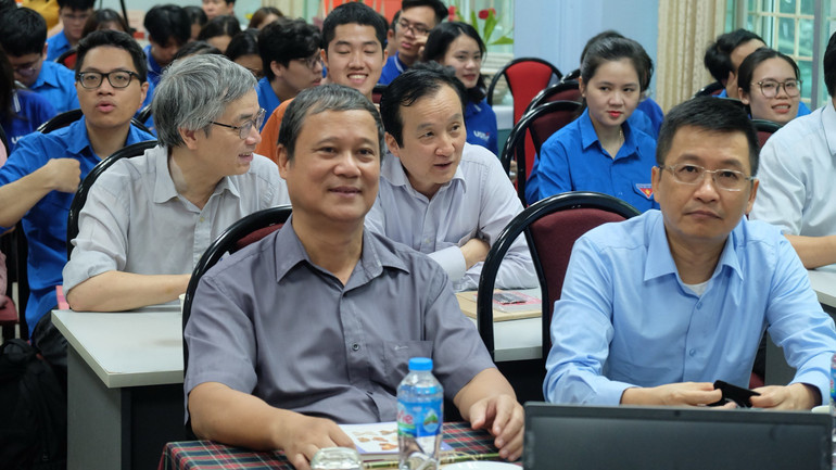 Nhiều nhà khoa học tham dự tọa đàm.