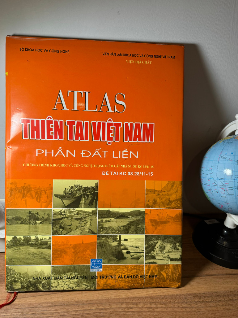 Tập Atlas thiên tai Việt Nam thể hiện 12 dạng thiên tai chính ở Việt Nam, là sản phẩm của Chương trình KC.08/11-15.
