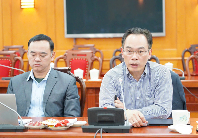 Thứ trưởng Giáo dục và Đào tạo Hoàng Minh Sơn (bên phải) phát biểu tại buổi làm việc. Thứ trưởng Giáo dục và Đào tạo Hoàng Minh Sơn (bên phải) phát biểu tại buổi làm việc.