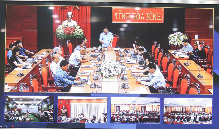 Ông Nguyễn Văn Toàn, Phó Chủ tịch Ủy ban nhân dân tỉnh Hòa Bình báo cáo tại buổi làm việc.