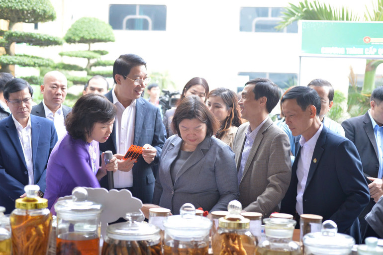 Giới thiệu các sản phẩm từ dược liệu của Viện Dược liệu tại Hội nghị.