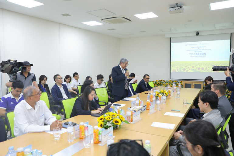 Quang cảnh lễ trao chứng nhận trung hòa carbon cho 2 công ty của Tập đoàn TH.