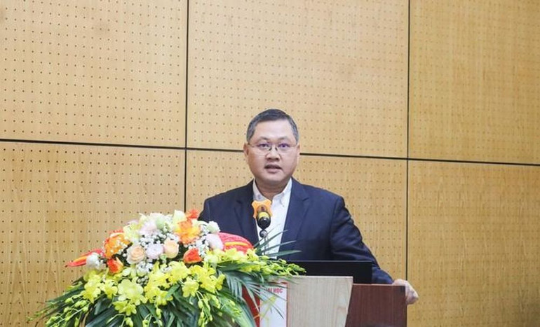 Tiến sĩ Vũ Xuân Hùng - Trưởng Ban Quản lý các khu công nghệ cao và khu công nghiệp thành phố Hà Nội chia sẻ các giải pháp tại hội thảo.