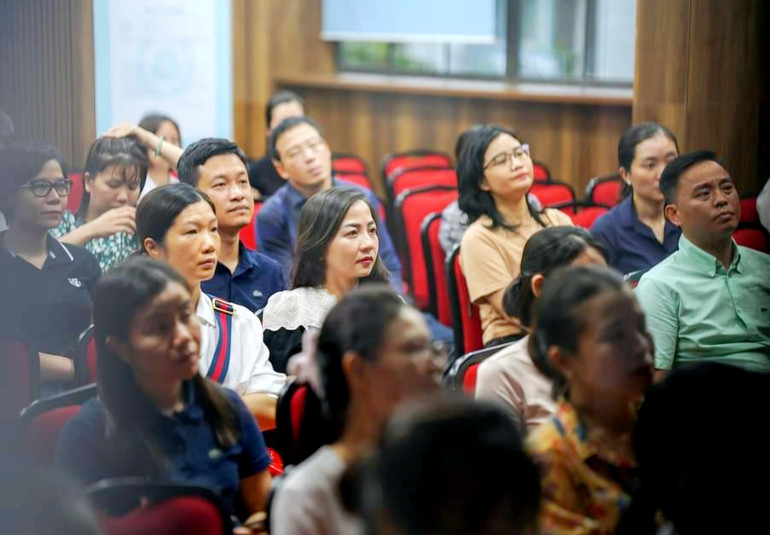 Phụ huynh chờ làm thủ tục nhập học cho học sinh.