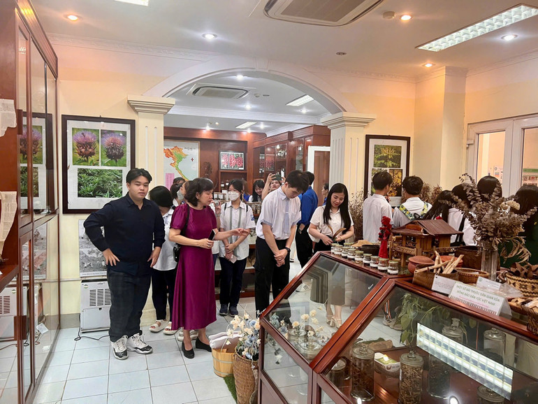 Phó Giáo sư, Tiến sĩ Phạm Thanh Huyền, Giám đốc Trung tâm Tài nguyên Dược liệu giới thiệu về nguồn tài nguyên dược liệu, bảo tồn động vật hoang dã và bảo tồn đa dạng sinh học.