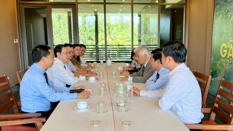 Bộ trưởng Bộ Khoa học và Công nghệ Huỳnh Thành Đạt gặp gỡ, trao đổi về hoạt động của Trung tâm ICISE với Giáo sư Trần Thanh Vân, Chủ tịch Hội Khoa học gặp gỡ Việt Nam.