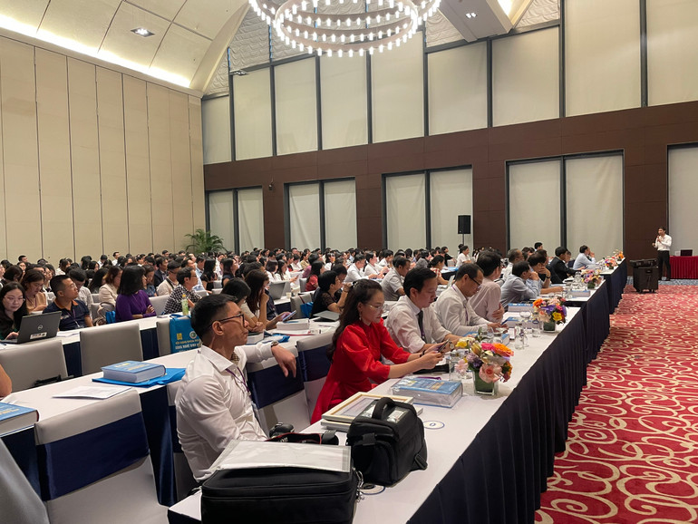 Hội nghị thu hút gần 500 đại biểu tham dự.
