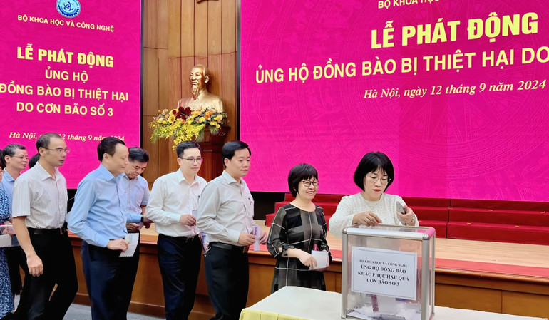 Cán bộ, công chức, viên chức, người lao động Bộ Khoa học và Công nghệ quyên góp ủng hộ đồng bào bị ảnh hưởng bởi cơn bão số 3.