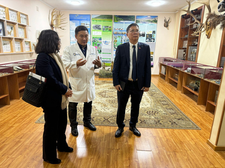 Các nhà khoa học thăm phòng trưng bày đa dạng sinh học của Viện Hàn lâm Khoa học Mông Cổ.
