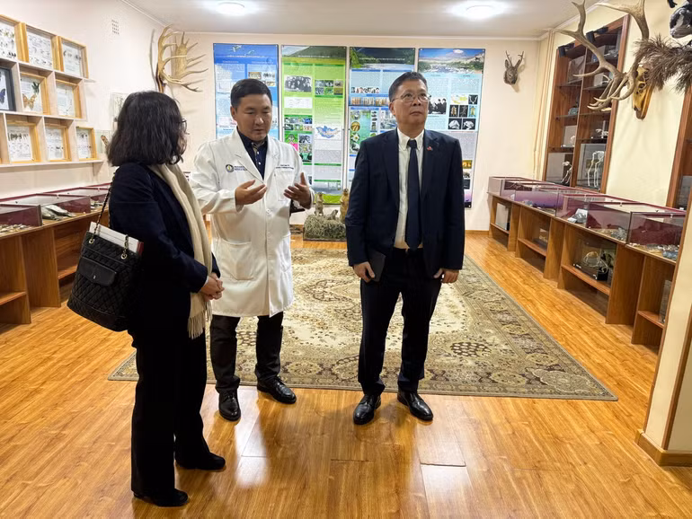 Các nhà khoa học thăm phòng trưng bày đa dạng sinh học của Viện Hàn lâm Khoa học Mông Cổ.